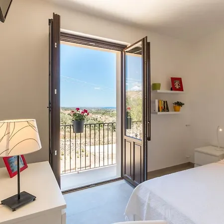 Trappeto Dellago With Sea View, Pool, Parking & Wi-fi * Avola